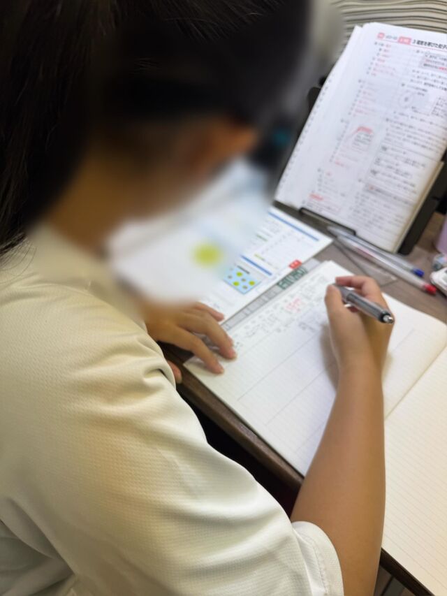 こんばんは😊至 ITARU です😊
近隣の中学校、高校では今週から期末考査が始まります✏️
今回の考査に向けても至生が日々努力する姿が見られております。

さて、定期考査前の至では、月曜日の休塾日を教室解放日とさせていただき、国語のテスト対策授業をさせていただいております。もちろん受講は無料で、定期考査範囲の説明的文章、文学的文章、古典の読解、文法等の対策を各学年60分１本勝負で行っております☝️対策授業で扱えなかった単元や高校生の内容については個別で対応させていただいております。
今回の定期考査では
・中学1年生・・・説明的文章、詩
・中学2年生・・・説明的文章、古文
・中学3年生・・・説明的文章、俳句
この辺りの単元の対策を中心に行いました。至の国語のテスト対策では、自分ではなかなか学習しづらい単元に絞って対策を行います。それぞれの単元でのポイントを一つ一つ確認しながら進めます。そういった中でも力を入れているのは、記述問題の文章の作り方、解答の仕方です💪記述問題に抵抗感を持ち、答えを書くことにためらう生徒は少なくありません。そこで、そういった不安感を少しずつでも取り除いていくために、対策授業においても、解答の要素の見つけ方、解答の作り方を一つずつ確認しながら進めます😊
以前にも投稿したことがありますが【https://studyroomitaru.com/blog/国語の成績どう上げる？/】、「国語はセンス」の教科ではなく、読解のポイント＝公式があると考えます。そこで、対策授業においても、教科書の本文を使って、今後の学習にもつながるようにも取り組んでいます😊もちろんそういった箇所は定期考査でも問われています☝️
今回初めて対策授業を受講した生徒は、「国語のテストが不安だったけれど、文章の内容がよくわかって、解き方や解答の仕方もわかるようになった。なんか自信がついて点数が取れそうな気がする。」という振り返りのコメントも残してくれました😊こういった気持ちになってテストに臨んでくれるのが、何より嬉しいです☺️楽しみです☺️

至のテスト期間は、このほかにもこんなことがあります☺️
卒業生が勉強をしに来ます。
「先生、自習室空いていますか？もし良ければ勉強しにいってもいいですか？」
嬉しいです😊この一言に尽きます。
高校受験合格を目指し努力してきた姿、自分の目標をひとつ達成し巣立っていった姿、これまでにもたくさんの背中を下級生に見せてくれました。そんな先輩が今の環境で次の目標に向かって努力する姿をまた見せてくれています。
勉強するときは真剣に取り組み、休憩するときは休憩室で下級生とともに時間をともにする。休憩後は、また目標に向かって努力する。これまでと変わらない姿の中に、成長した姿が見られる👀今いる至生たちが先輩の今の姿を見て、この先の自分たちの姿をイメージできる。これまで勉強だけでなく、お祭り、BBQ、合宿、レクなど様々な場面でともに過ごした先輩が、今の自分の背中を見せてくれる☺️それを今の至生とともに共有できる。嬉しいです😭

「一人一人が考動する　みんなの居場所」

今年で5年目を迎えました。これからもどんなことが待っているか。楽しみな場所です☺️そのワクワクを作ってくれているのは、やっぱり子どもたちだなと実感します。これからも子どもたちが勉強はもちろん、色々なことを学び、気付き、成長することのできる場所を目指してまいります💪今後とも至をよろしくお願いいたします。

現在、生徒受付をしております💁‍♀️至では、小学4年生から高校3年生までを対象にさせていただいております😊今年度もたくさんの方々にご入会いただいておりますことをありがたく思います🙇お席の方が少なくなってきている曜日、コースもございますので、ご希望の曜日、コース等がございましたらお早めにご連絡をいただけますとありがたく思います☺️また、ご不明な点がございましたら、ご連絡をいただければと思います。

至 ITARU では、本教室の学習スタイルを、まずは無料で体験していただけます。
お気軽にお問い合わせください😊

「至 ITARU」の詳しい教室情報は、LINE公式アカウントにご登録ください。資料を返信させていただきます😊お電話でのお問い合わせ（070-4486-7496）も対応させていただいております。お気軽にご連絡いただければと思います🙇‍♀️

また、本教室のホームページもございます☺️本教室の取組についてご紹介させていただいております。こちらのお問い合わせフォームからのお問い合わせも可能ですので、ご利用いただければと思います☺️

LINE公式アカウントご登録はこちらへ
➡️https://lin.ee/DLrmrHW

ホームページはこちらへ
➡️https://studyroomitaru.com

#至
#宇部市
#西岐波
#塾
#学び放題
#考動
#小学生
#中学生
#高校生
#自立型個別学習指導
#国語集団授業
#学校帰り
#学習習慣
#駄菓子屋
#定期考査