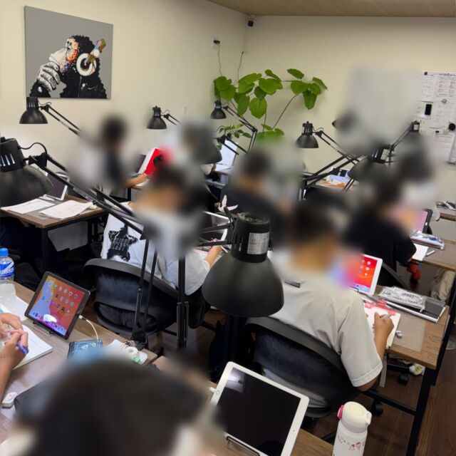 こんばんは😊至 ITARU です😊
近隣の中学校、高校では、先週から今週にかけて2学期中間テストが行われております✏️至生も日々テストに向けて努力する姿が見られております☺️
さて今回の投稿では、その定期テストや普段の取組をもとにつけられる評定(通知表の5段階評価)のお話をしていきたいと思います☺️そして、至では評定をどのように学習の動機づけにしているかということについて一部紹介させていただければと思います。少し長くなっておりますが、ご興味がございましたら、是非ご一読していただければ幸いです🙇♀️
先日、今年もいくつかの私立高校の進学説明会に参加させていただきました。その中で必ず話題のひとつとなるのは、評定です。評定による入学金免除や授業料免除についての話です。また、山口県の公立高校では、今年から特色選抜という推薦入試が始まり、いろいろな高校が基準となる評定のラインを示しています。(特色選抜について詳しくはこちらをご覧ください→ https://www.pref.yamaguchi.lg.jp/uploaded/attachment/215908.pdf )大学入試でも総合型選抜での入学者が増えてきています。
こういった状況の中で大切になるのは、普段の学校生活が進路選択の際に大きな役割を持っているということを頭に入れておくことです☝️その中でもいろいろな場面で入試の判断材料となる評定を意識して学習していくことは、大切なことの1つでもあるかと思います。入試当日の点数は、直前まで上げることができますが、一度決まってしまった評定は変えることができません🙅♀️そこで、至では進路先を決める時や、入試直前に後悔しないようにこんな話をしています☺️
🟢定期テストの目標の立て方🟢
 ①自分の目指す評定を決める。(ここで目指したい学校があるとより具体的に決めることができるので良いです。)
 ②目標点数を決める。
 ③目標点数に向かって戦略を立てて取り組む。
それでは、それぞれ詳しく説明していきます。
1️⃣自分の目指す評定を決める。
 前述しましたが、進学先には評定の基準点があります。ボーダーラインと考えていいかと思います。推薦入試であれば、それがより明確に学校側から示されます。そこで、その基準をまずは突破していくことが、進路実現の近道となりますので、まずはその評定の基準点を知り取組むことから始めます。もちろん「どの進学先がいいのだろう」といったことはあるかと思います。そういった時は、後々進路選択の幅が広がるように話をさせていただき、目標を決めています。
2️⃣目標点数を決める。
 ここがポイントとなります。評定は各教科いろいろなことを総合してつけられますが、定期テストが一番数値化されて、子どもたちにとってわかりやすいため、定期テストの目標点数を設定して取り組みます。もちろん普段の授業や提出物といった部分についても話をさせていただいておりますが、今回はその話については省略させていただければと思います。
 目標点数の設定の仕方ですが、以下のようにさせていただいております。高校入試の調査書には「各学年の評定」が記載されます。定期テストだけで評定がつくと仮定すると(実際はテストだけということはありません。)、1年間分の各教科の定期テストの平均点が、1〜5までのどの評定のラインにあるかで成績がつくということになるのです。各評定の目安のラインは在学されている学校で示されています。
 例えば、1年間に5回の定期テスト(1学期中間・期末、2学期中間・期末、学年末テスト)が行われ、自分の目標とする評定が「4」であったとします。評定「4」がつくのは大体の学校で80%程度とされていますので、80点×5回=400点が1年間のテストで必要となります。その上で、テストの目標点を決めていきます。前回のテストが75点で、80点に5点足りなかったから、次のテストでは85点を目標にして取り組んでいこうというものです。
 つまり、テストで一度ミスをしても取り返すことが可能ということなのです。その逆ももちろんありますので、良い点がとれた場合には、さらに上も目指すことも視野に入れて取り組んでいます。
3️⃣目標点数に向かって戦略を立てて取り組む。
 最後に目標点数に向かってどのように努力していくかということです。これは目指す目標点数が個人によって違うので、重要視するところが変わります。全てのことを学習した上で、何に重点を置いて学習を進めるかということです。
 例えば、前述しました評定「4」を目指す場合ですと、80点が必要となりますので、基本的な問題は確実に正解できるようにして、発展的な問題にも取り組んでいくというものです。学校のワーク等の基礎的な問題はミスなく確実にできるようにして、発展的な問題も自分の力でできるようにしていく必要があります。目標を達成するために学習の時間配分も考えながら進めていきます。
至では、定期テスト終了後、テストの解答用紙も含めて見させていただき、このような話を子どもたち一人一人と一対一でさせていただきながら進めさせていただいております☺️
ご興味がございましたら、ぜひお問い合わせいただければと思います🙇♀️