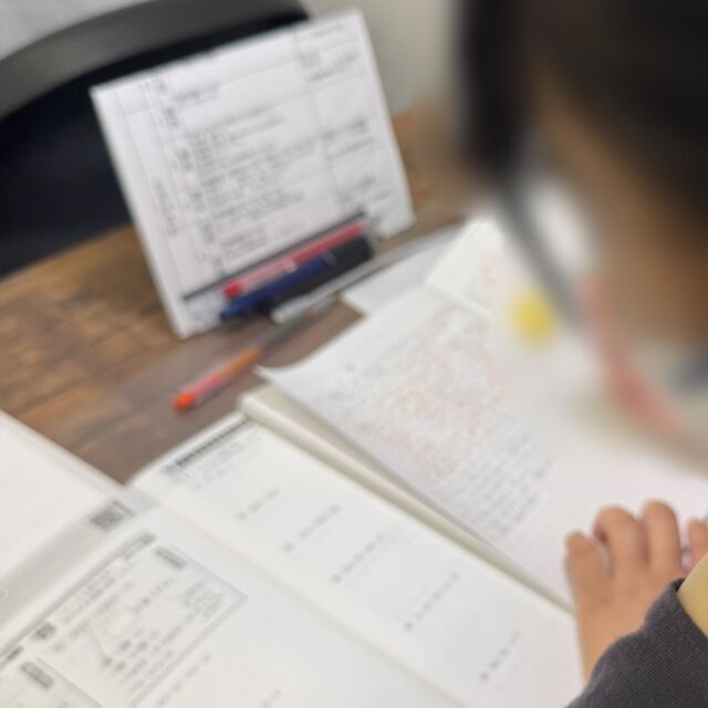 こんばんは😊至 ITARU です😊

久しぶりの投稿です☺️

新年度がスタートして、あっという間に２ヶ月が経とうとしています🏃‍♀️
近隣の中学校・高校では、先週末から１学期期末テストが始まっています💨

さて、今年度は近隣中学校の多くで学校行事の時期が変更され、今回の期末テストが「今年度初めての定期テスト」となる学校が多くあります✏️

各学校では、これまで以上に単元テストなども実施され、日々の学習内容の定着や評価が行われています。
そのような中でも、やはり今回の期末テストは、子どもたちにとって大きな意味を持つものになると感じています🧐

その理由は、主に２つあります。

1️⃣ １学期期末テストの範囲が広いこと ⚠️
2️⃣ １回の定期テストの比重が高くなること ⚠️

まず、1️⃣についてです。
今回の期末テストでは、従来の定期テストの２回分に近い範囲が出題される教科が多くあります。こういった中で、各学校のテスト範囲を確認させていただくと、前学年の学年末テスト以降の学習内容が範囲に入っている教科もありました😳

つまり、３月から６月までの約４ヶ月分の学習内容が、１回のテストで問われるということになります。

これは正直、とても大変なことです☺️２回分に近いテスト範囲を、１回のテスト期間で学習し、確認していく必要があるからです。

ちなみに２学期の中間テストは、９月下旬から１０月頃に各学校で実施されます。
その場合のテスト範囲は、７月から９月までの約３ヶ月分となりますが、夏休み期間が１ヶ月ほどあることを考えると、実質的には２ヶ月分ほどになることも考えられます。２学期中間テストと比べてみると、今回のテスト範囲が広いことがより伝わるのではないかと思います。単純に期間だけで比べられるものではありませんが、今回の期末テストは、子どもたちにとって例年以上に大きなものになるのではないかと感じています。

次に、2️⃣についてです。
以前の投稿でも書かせていただきましたが、定期テストの回数が減ることで、評定に関わる影響も大きくなると考えられます。【以前の投稿はこちらです👉https://studyroomitaru.com/contents/２学期中間テストから、評定について考える。/】

これまで年間５回行われていた定期テストが、今年度は４回となる学校もあります。同時にこれは中学３年生にとって、進路決定までに行われる定期テストが３回となることを表します。そのため、１回１回のテストの比重が大きくなり、評定や進路決定に与える影響もこれまで以上に大きくなることが予想されます。

テスト範囲が広くなったことだけでなく、このような部分も含めて、今回の１学期期末テストは子どもたちにとって大きな意味を持つテストになるのではないかと感じています☺️

こういった状況は、今年度だけに限らず、今後しばらく続いていくのではないかと思います🧐

だからこそ至では、このような状況の中でも、子どもたちが自分の力を少しずつ伸ばしていけるよう、以下のような取組を大切にしています😊

💡一人ひとりのペースに向き合いながら学習を進めること。
→ 生徒それぞれの状況に合わせて、様々なコースで対応させていただいております。

💡必要な復習の時間をしっかり取ること。
→ 学校の進度に合わせながら、復習の時間も確保し、学習内容の定着を図っています。

💡テスト期間に十分な学習時間を確保すること。
→ テスト期間に入ってから慌てるのではなく、余裕を持って学習を進め、テストに向けた勉強に集中できるようにしています。

今回の期末テストは、今年度の学習のスタートを確認する大切な機会です☝️

だからこそ、焦らず、しかし計画的にが大切です😊一人ひとりが今できる準備を積み重ねていけるよう、引き続き至でもしっかりサポートしてまいります☺️

さあ、期末テスト‼️今年度も、定期テストに向けて至生が奮闘している姿が見られます✏️授業日以外にも自習室を利用し、黙々と学習に励む姿がたくさん見られます👀

中学１年生にとっては、初めての定期テスト。今年も「テストに向けての学習の進め方」を全員に配布させていただきました☺️初めての定期テストには、不安や緊張もあるかと思います。それでも、ひとつひとつ経験しながら、少しずつ自分の学習の形をつくっていってほしいと思います☺️結果だけでなく、そこに向かう過程も大切にしながら😊

至では、子どもたちの頑張りにしっかり向き合い、最後まで一緒に歩んでまいります☺️

現在、生徒受付をしております💁‍♀️
至では、小学4年生から高校3年生までを対象にさせていただいております😊

今年度もたくさんの方々にご入会いただいておりますことを、ありがたく思います🙇
お席の方が少なくなってきている曜日、コースもございますので、ご希望の曜日、コース等がございましたら、お早めにご連絡をいただけますとありがたく思います☺️

また、ご不明な点がございましたら、ご連絡をいただければと思います。

至 ITARU では、本教室の学習スタイルを、まずは無料で体験していただけます。
お気軽にお問い合わせください😊